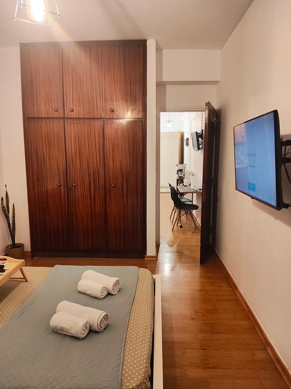 Bed, TV and multimedia, Bedroom, towels
