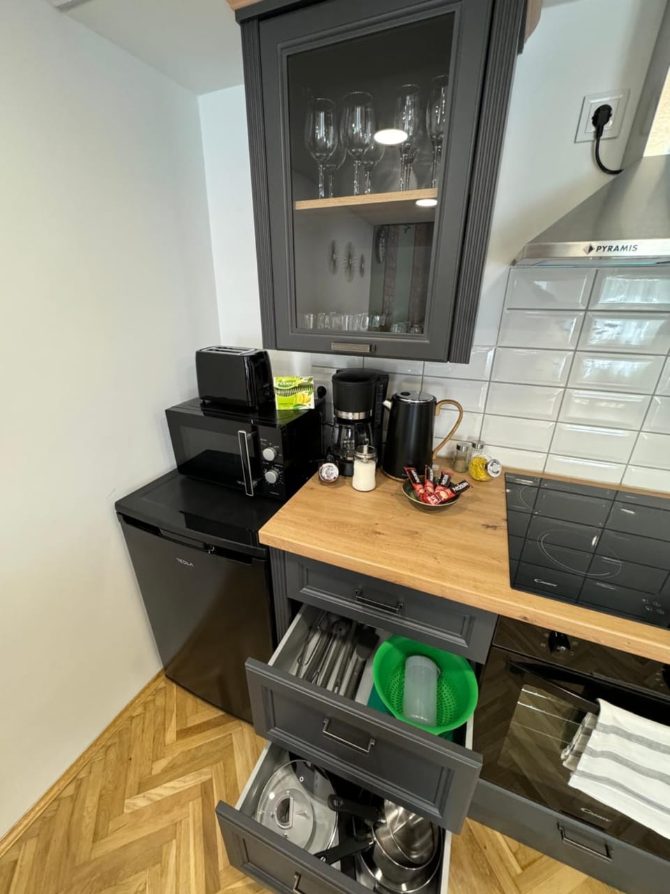 Coffee/tea facilities, Kitchen or kitchenette, oven, stove, toaster