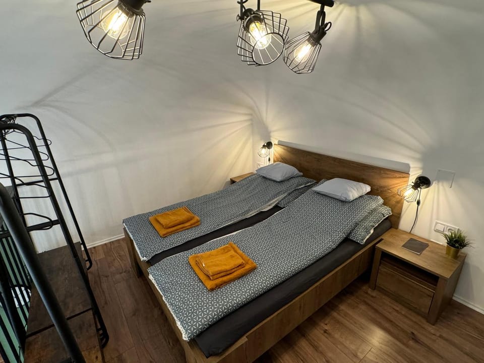 Photo of the whole room, Bedroom, towels