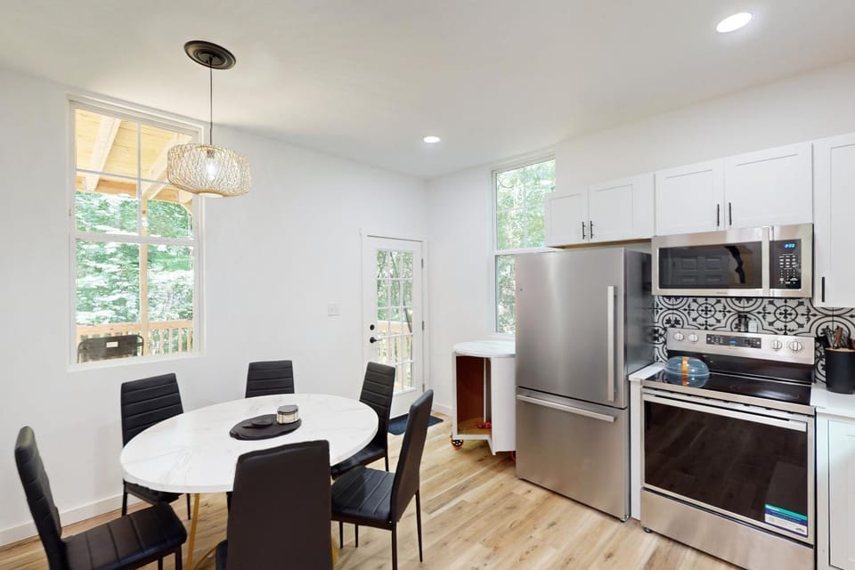 Forest Views & Grill! Lynchburg Treehouse Retreat House in Lynchburg