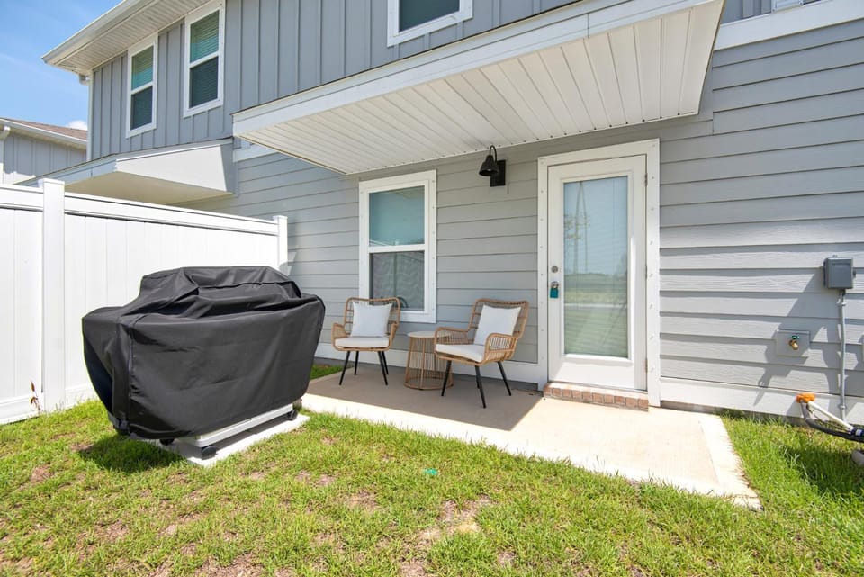 Property building, Patio, Day, Seating area, Garden view