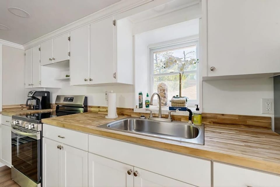 Coffee/tea facilities, Kitchen or kitchenette, stove