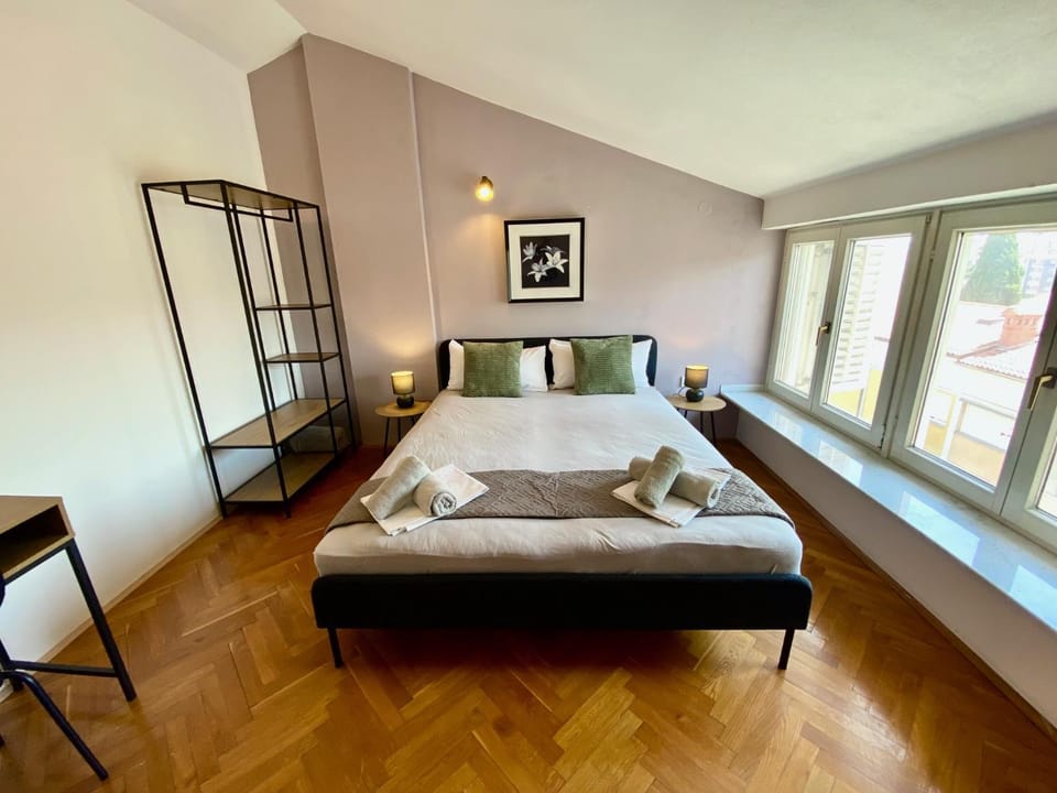 Top Floor 2-Bed, New Kitchen & Bathroom near Arena Apartment in Pula