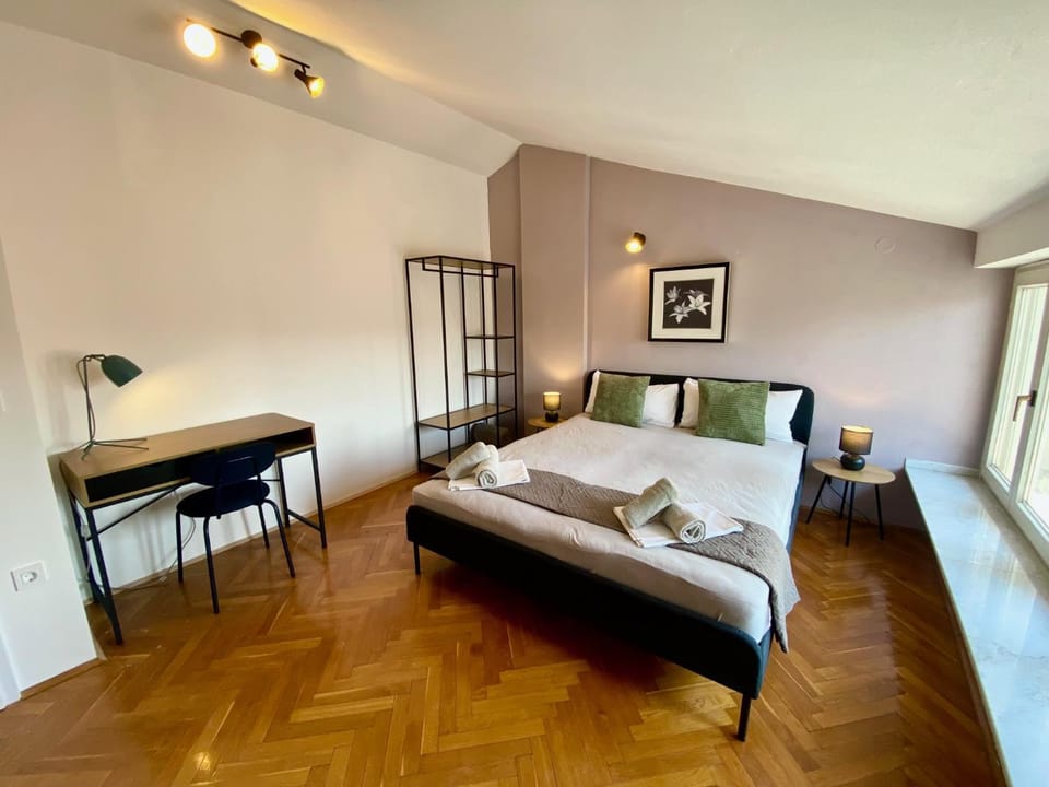 Top Floor 2-Bed, New Kitchen & Bathroom near Arena Apartment in Pula