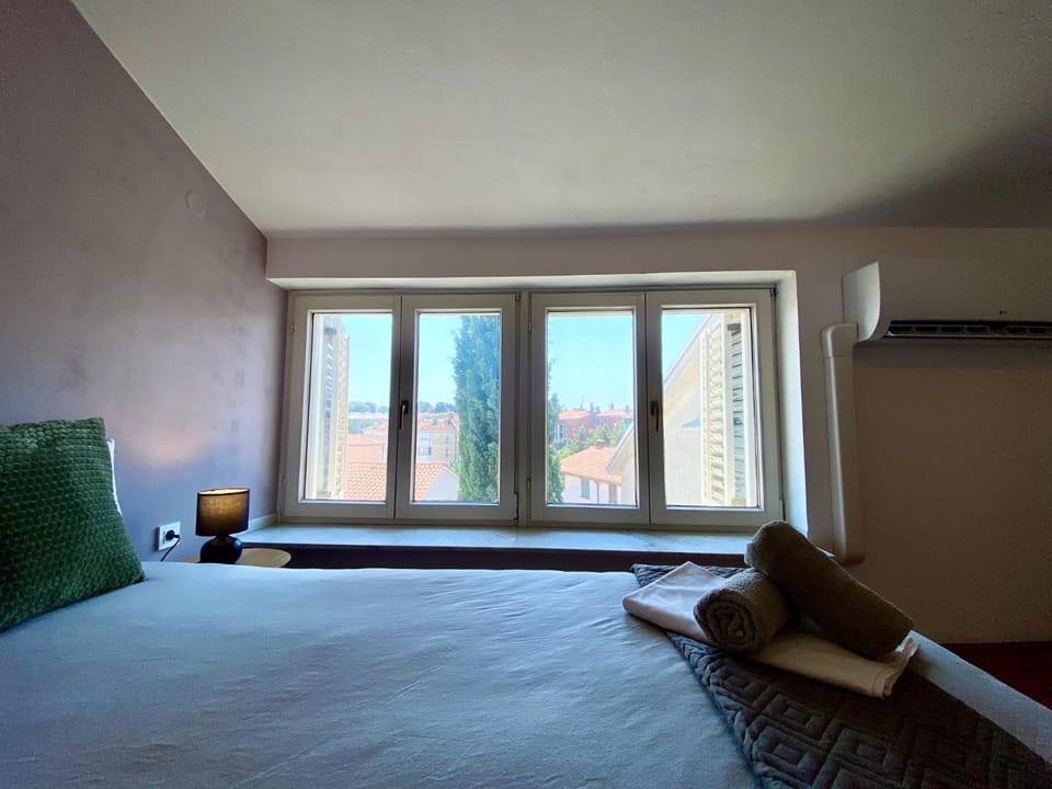 Top Floor 2-Bed, New Kitchen & Bathroom near Arena Apartment in Pula