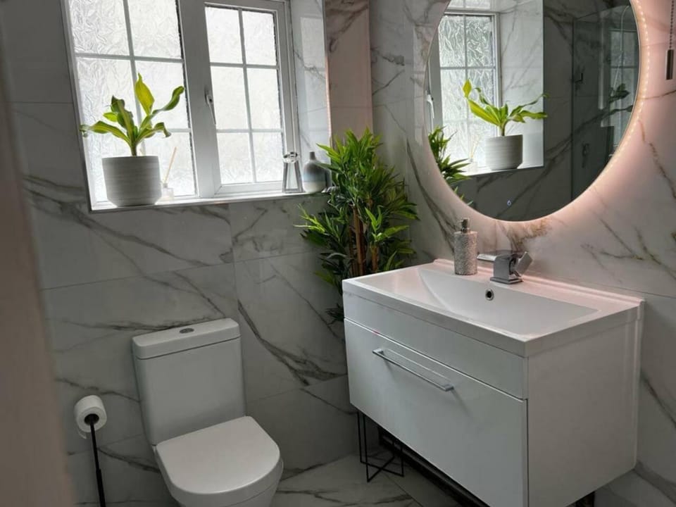 Brighton 4-Bed House, Sleeps 10, Private Hot Tub & Free Street Parking By GuestNest Management House in Brighton