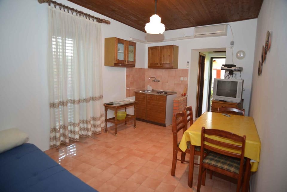 TV and multimedia, Living room, Seating area, Dining area, air conditioner