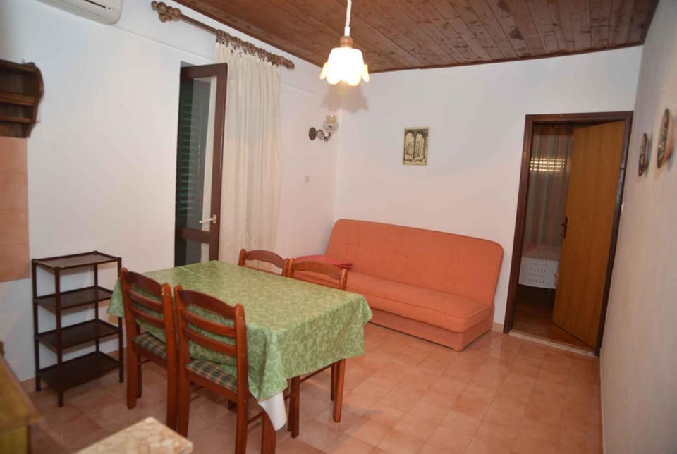Living room, Seating area, Dining area, air conditioner
