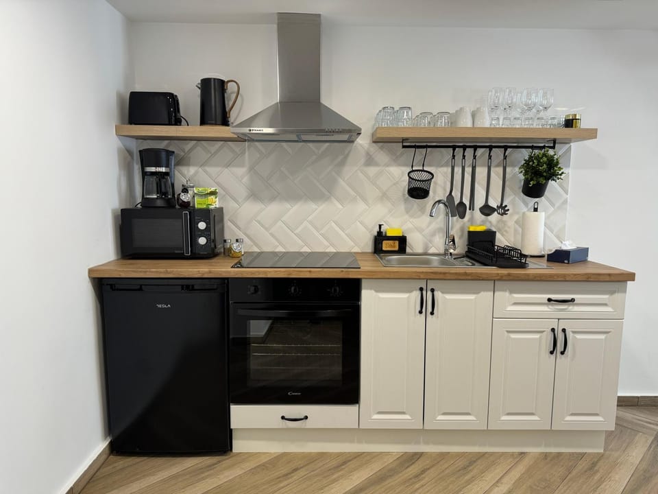 Coffee/tea facilities, Kitchen or kitchenette, oven, stove, toaster