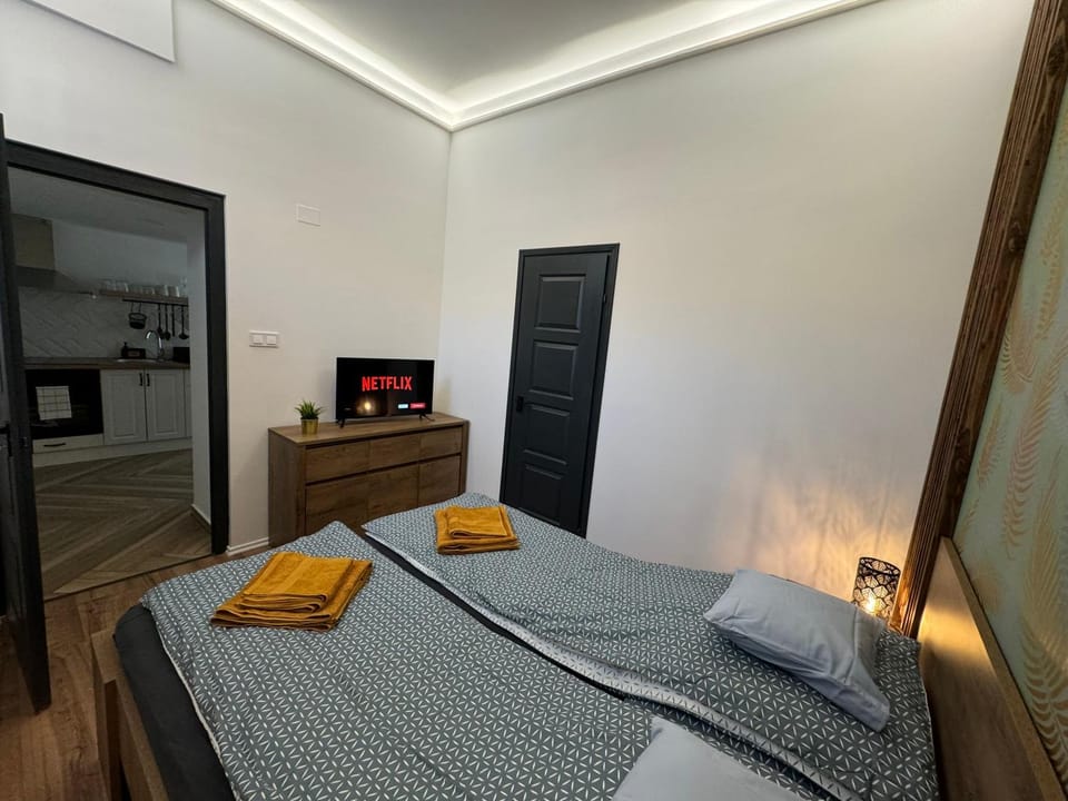 Bed, Bedroom, towels