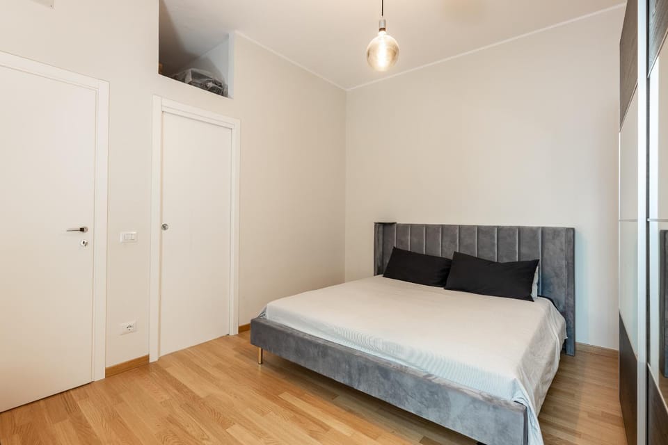 Photo of the whole room, Bedroom