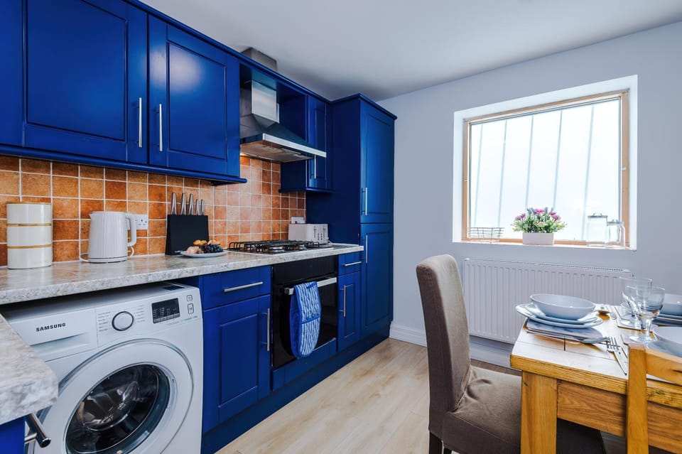 Kitchen or kitchenette, oven, stove, toaster, washing machine