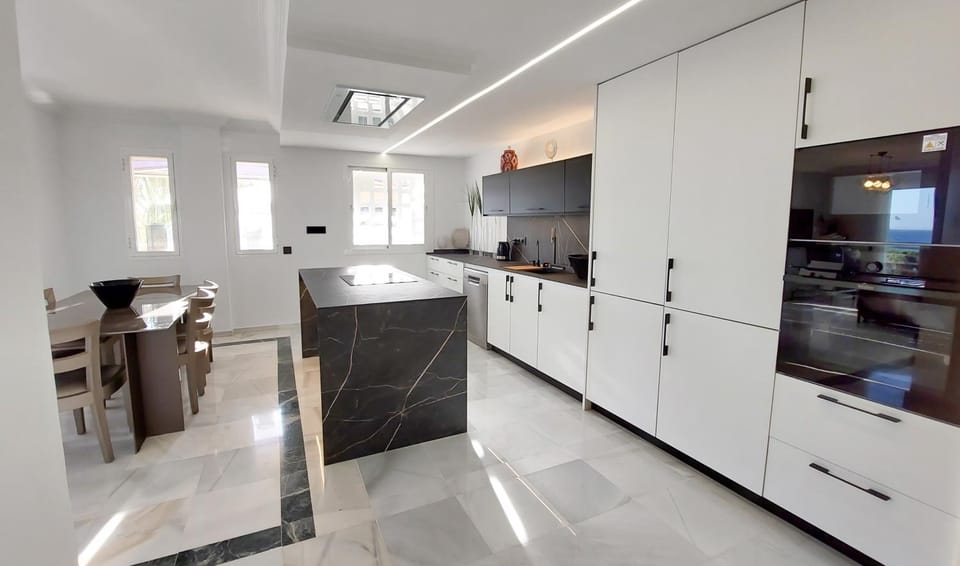 Communal lounge/ TV room, Kitchen or kitchenette, Dining area, dishwasher, oven, pet friendly, stove, air conditioner