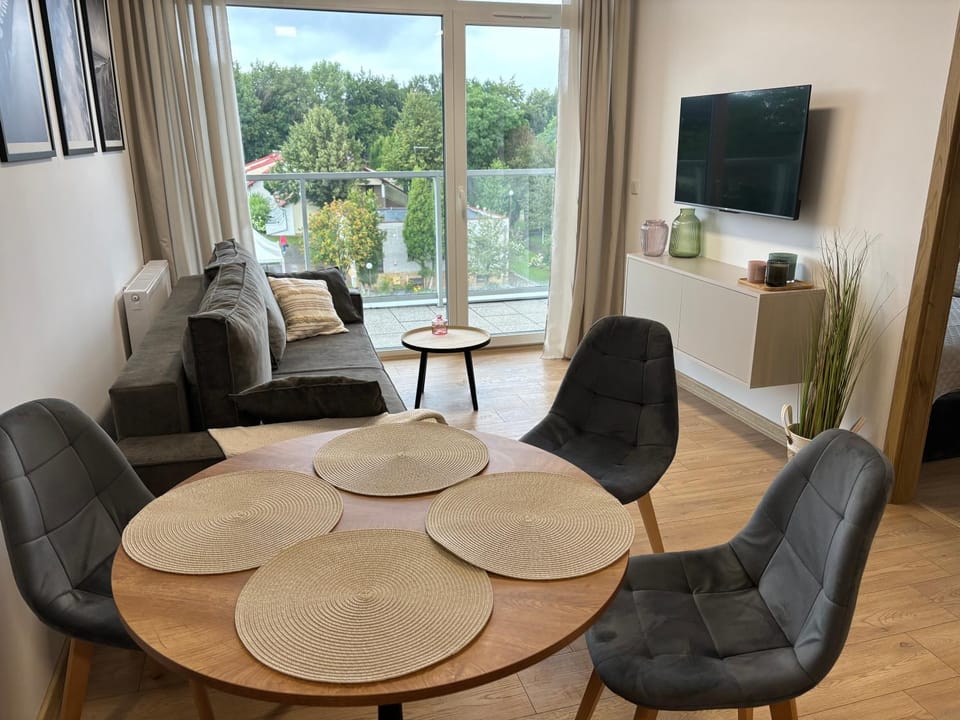 Communal lounge/ TV room, TV and multimedia, Seating area, Dining area