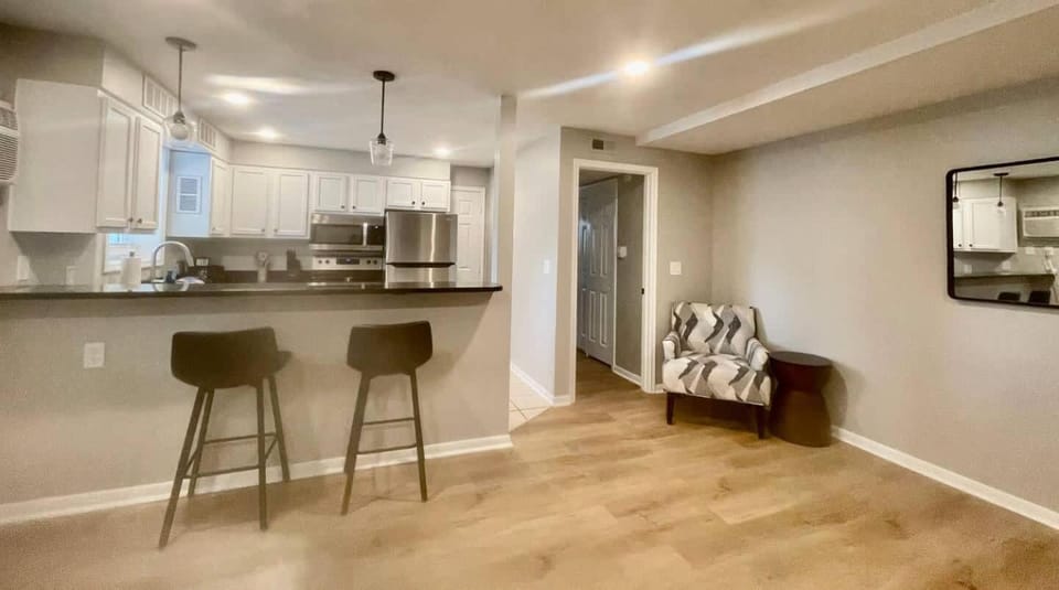 Joslyn 12-Newly remodeled 1 BDRM Apartment in Omaha