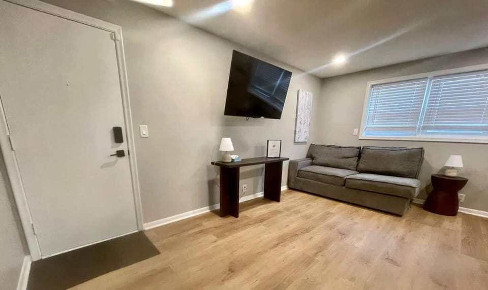 Joslyn 12-Newly remodeled 1 BDRM Apartment in Omaha