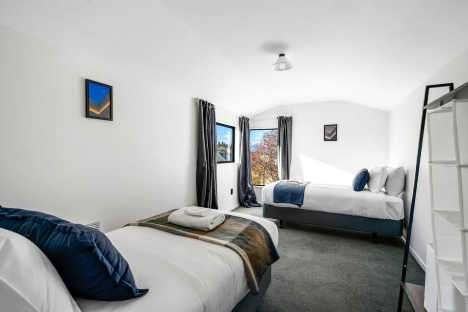 Wanaka close to town Modern with a Fireplace and Heat pumps Sleeps 6 House in Wanaka