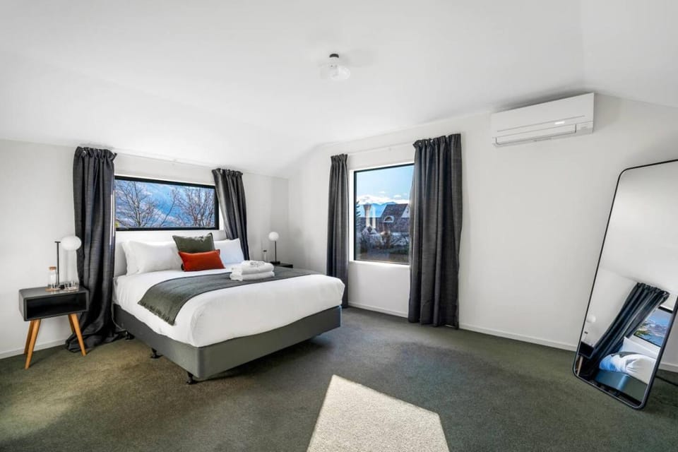 Wanaka close to town Modern with a Fireplace and Heat pumps Sleeps 6 House in Wanaka