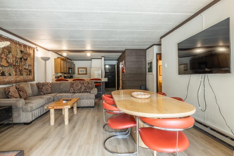 SKI IN SKI OUT! 2 Bedroom 2 Baths 1849 Condos #109 Steps to Canyon Lodge Slps 5. Mountain Views! House in Mammoth Lakes