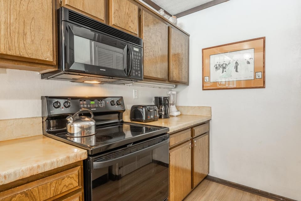SKI IN SKI OUT! 2 Bedroom 2 Baths 1849 Condos #109 Steps to Canyon Lodge Slps 5. Mountain Views! House in Mammoth Lakes
