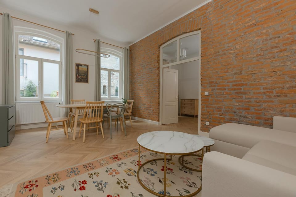 TV and multimedia, Seating area, Dining area