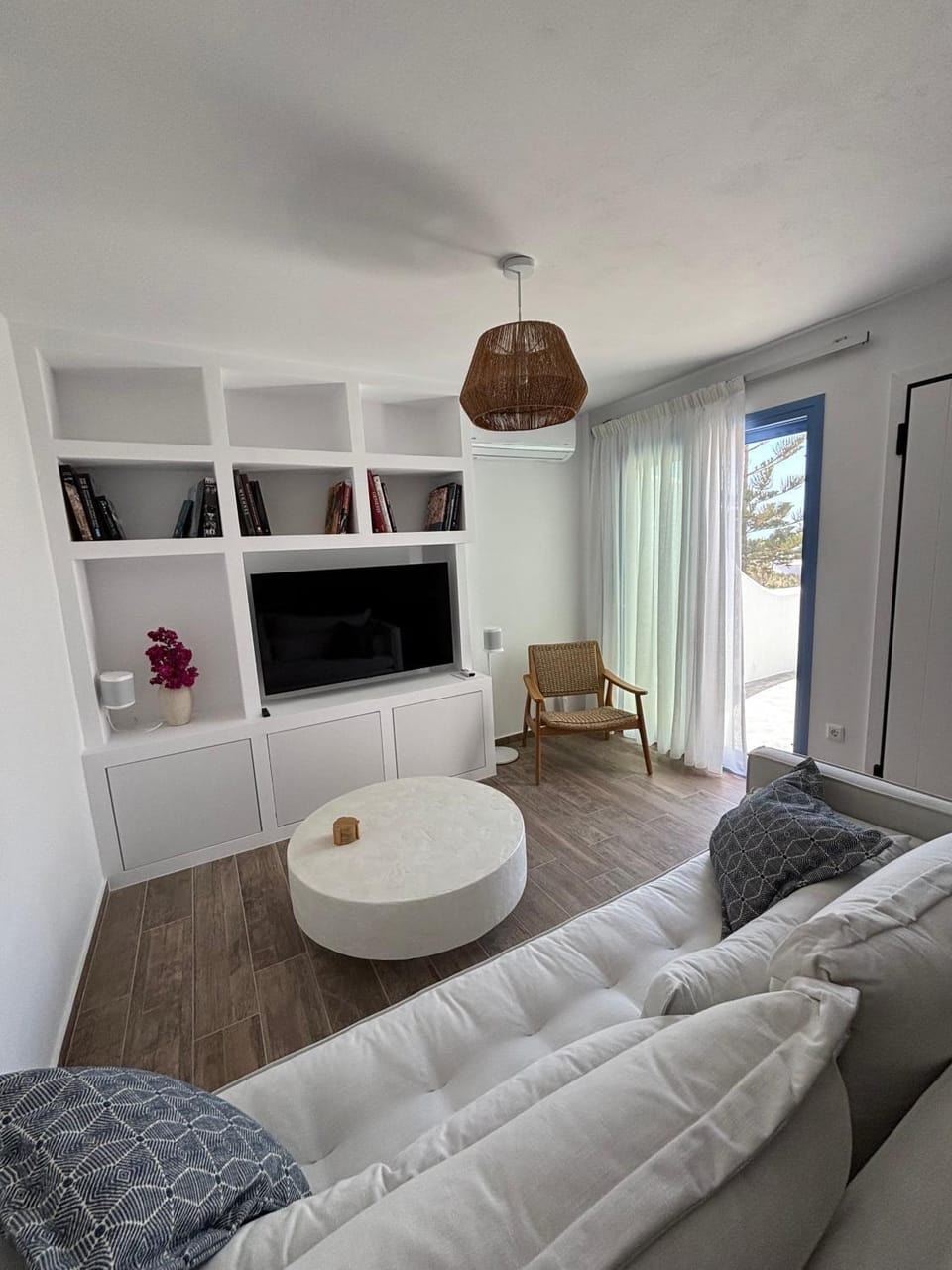 Communal lounge/ TV room, TV and multimedia, Living room, Seating area, Evening entertainment