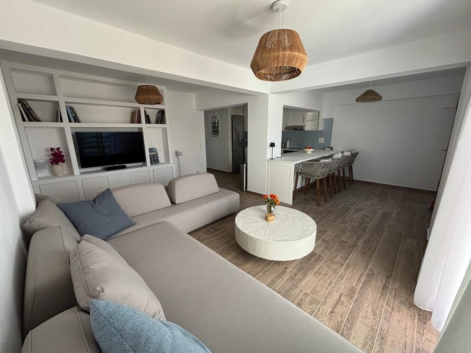 TV and multimedia, Kitchen or kitchenette, Living room, Seating area, Dining area