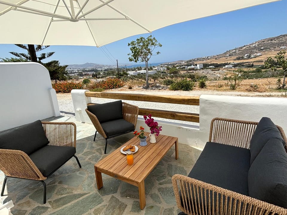 Patio, Day, Natural landscape, View (from property/room), Balcony/Terrace, Living room, Seating area, Dining area, Mountain view
