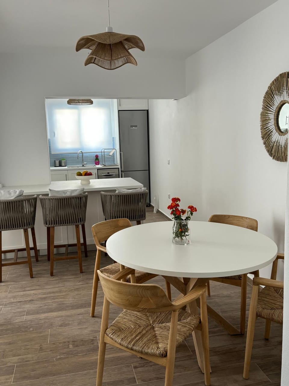 Kitchen or kitchenette, Dining area