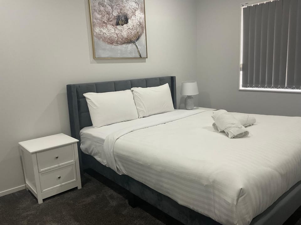 Bed, Bedroom, towels