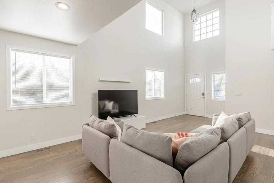 Luxurious 5 Bedroom Home with AC and EV Plug House in Columbia City