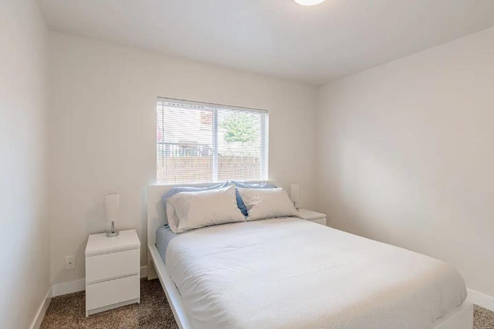 Luxurious 5 Bedroom Home with AC and EV Plug House in Columbia City