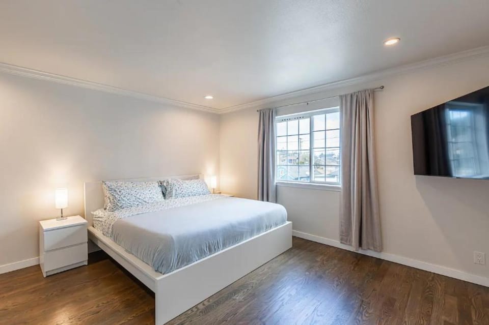 Luxurious 5 Bedroom Home with AC and EV Plug House in Columbia City