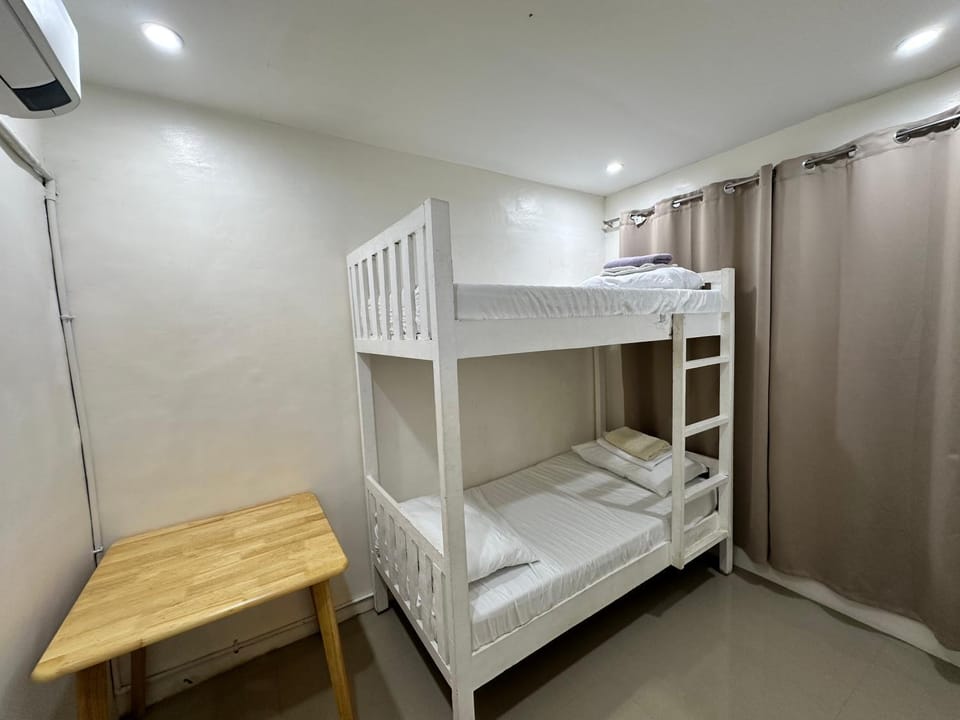 Bedroom, bunk bed