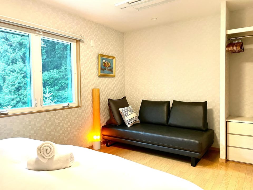 Bed, Photo of the whole room, Seating area, Bedroom