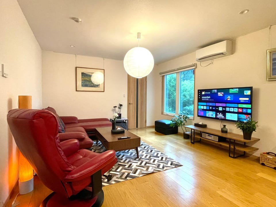 TV and multimedia, Living room, Seating area, Evening entertainment, air conditioner