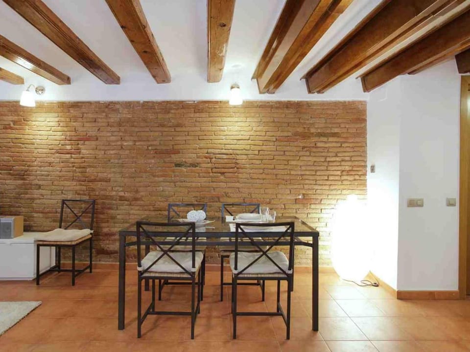 Apartamento Céntrico en Edificio Histórico con Encanto para Familias, Hasta 5 Personas - ES-341-1 Apartment in Barcelona