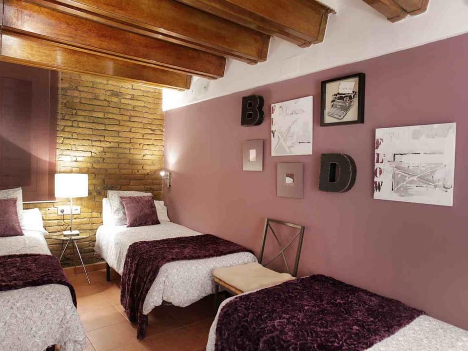 Apartamento Céntrico en Edificio Histórico con Encanto para Familias, Hasta 5 Personas - ES-341-1 Apartment in Barcelona