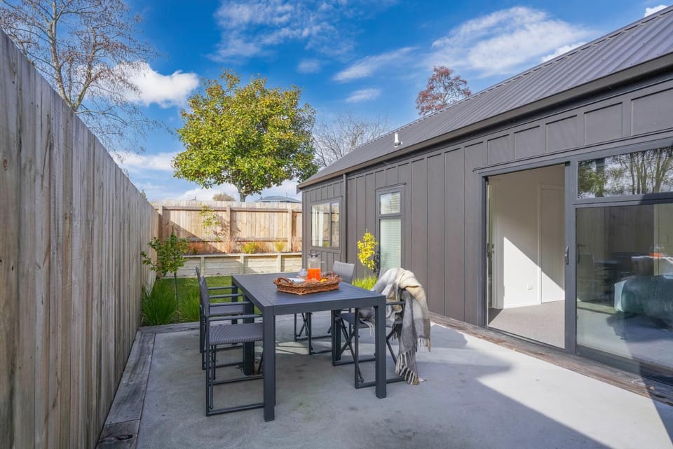 Property building, Patio, Day, Garden, Living room, Seating area, Dining area, Garden view