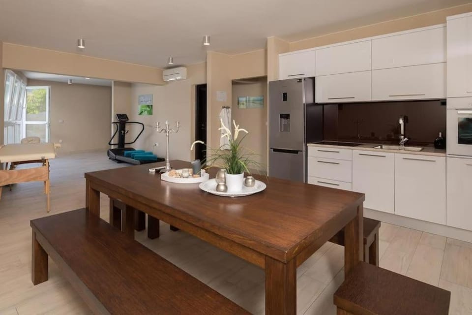 Restaurant/places to eat, kitchen