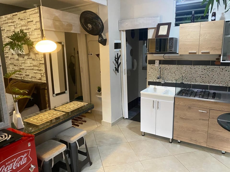 Kitchen or kitchenette, Dining area, minibar, oven, stove