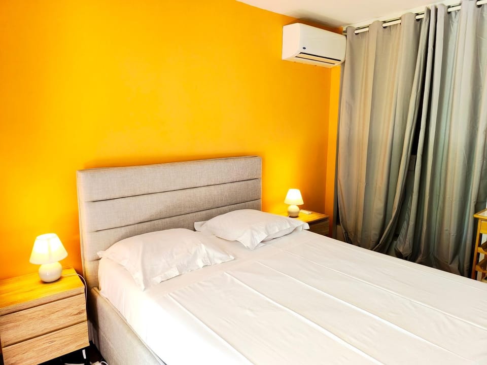 Bed, Bedroom, air conditioner