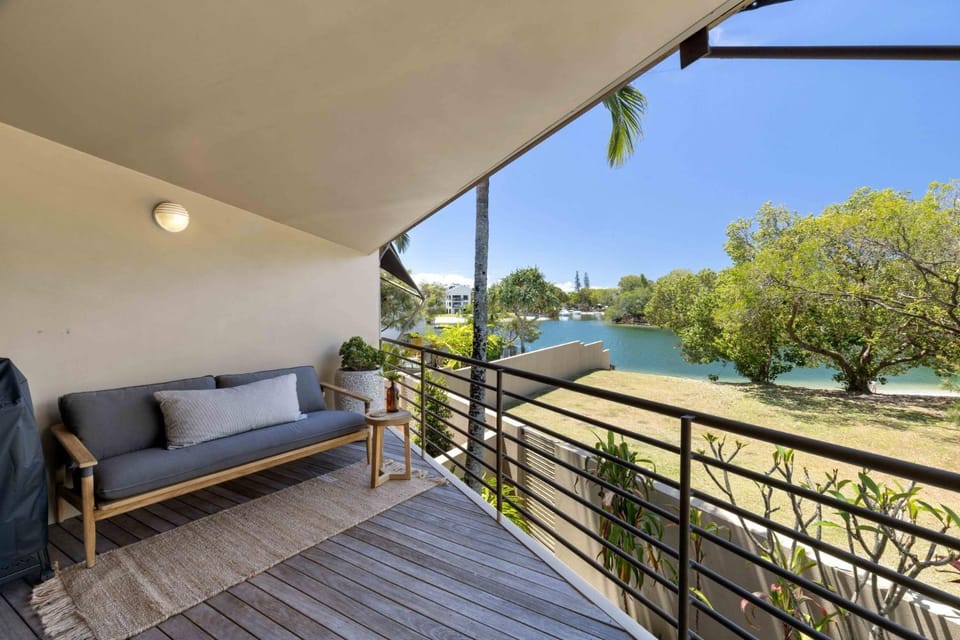 Riverfront Luxury, Poolside, Near Hastings Apartment in Noosa Heads