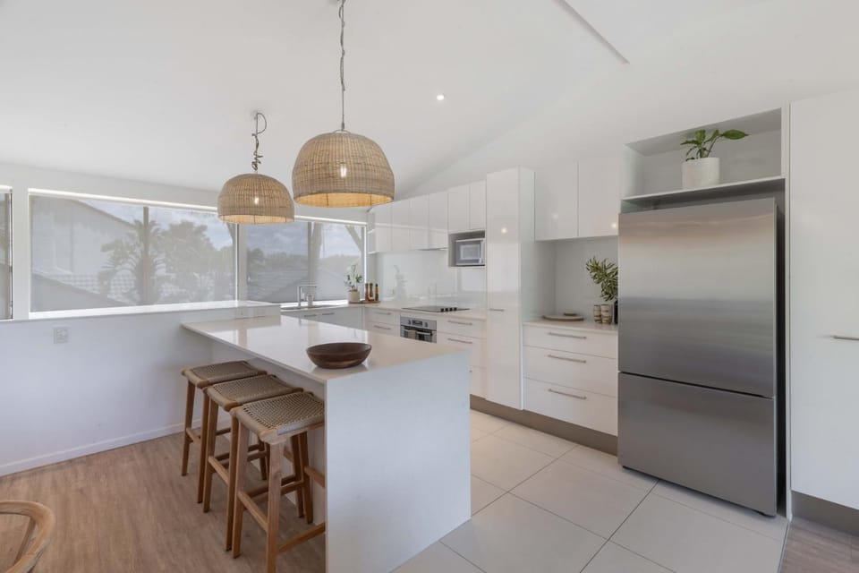 Riverfront Luxury, Poolside, Near Hastings Apartment in Noosa Heads