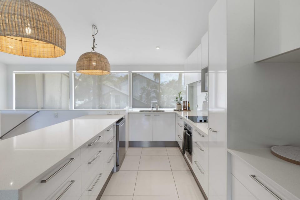Riverfront Luxury, Poolside, Near Hastings Apartment in Noosa Heads