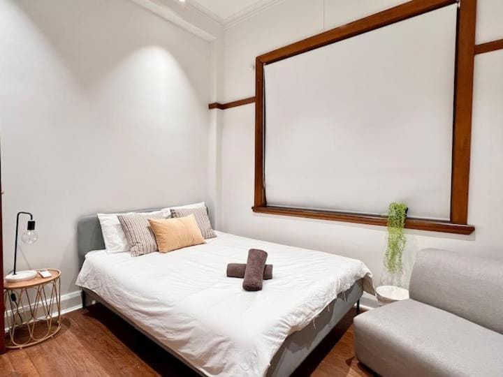 Charming Central Unit in Authentic Building Apartment in Sydney
