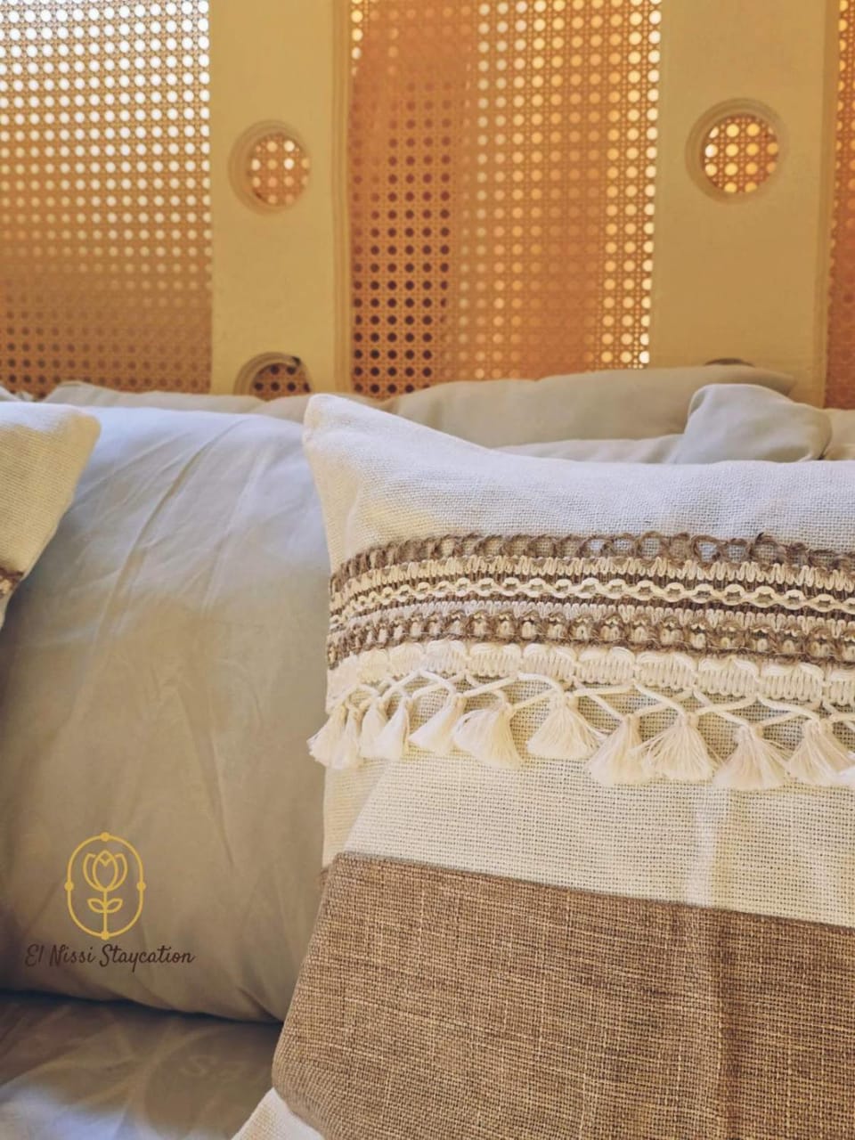 El Nissi Staycation, THE BOHEMIAN SUITE, Enchanted Kingdom Apartment in Santa Rosa