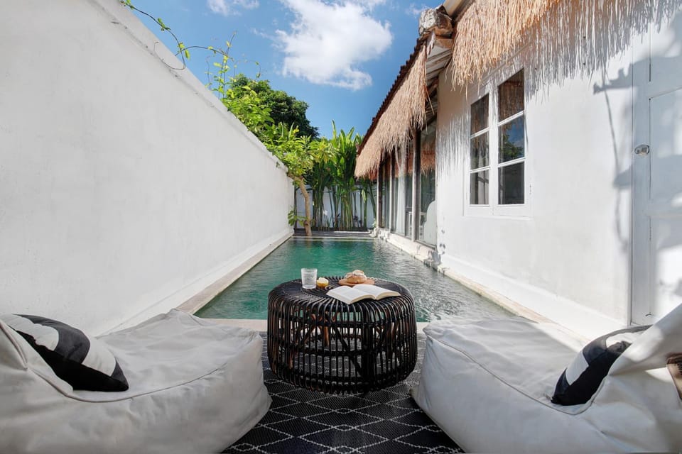 Patio, Day, Seating area, Swimming pool