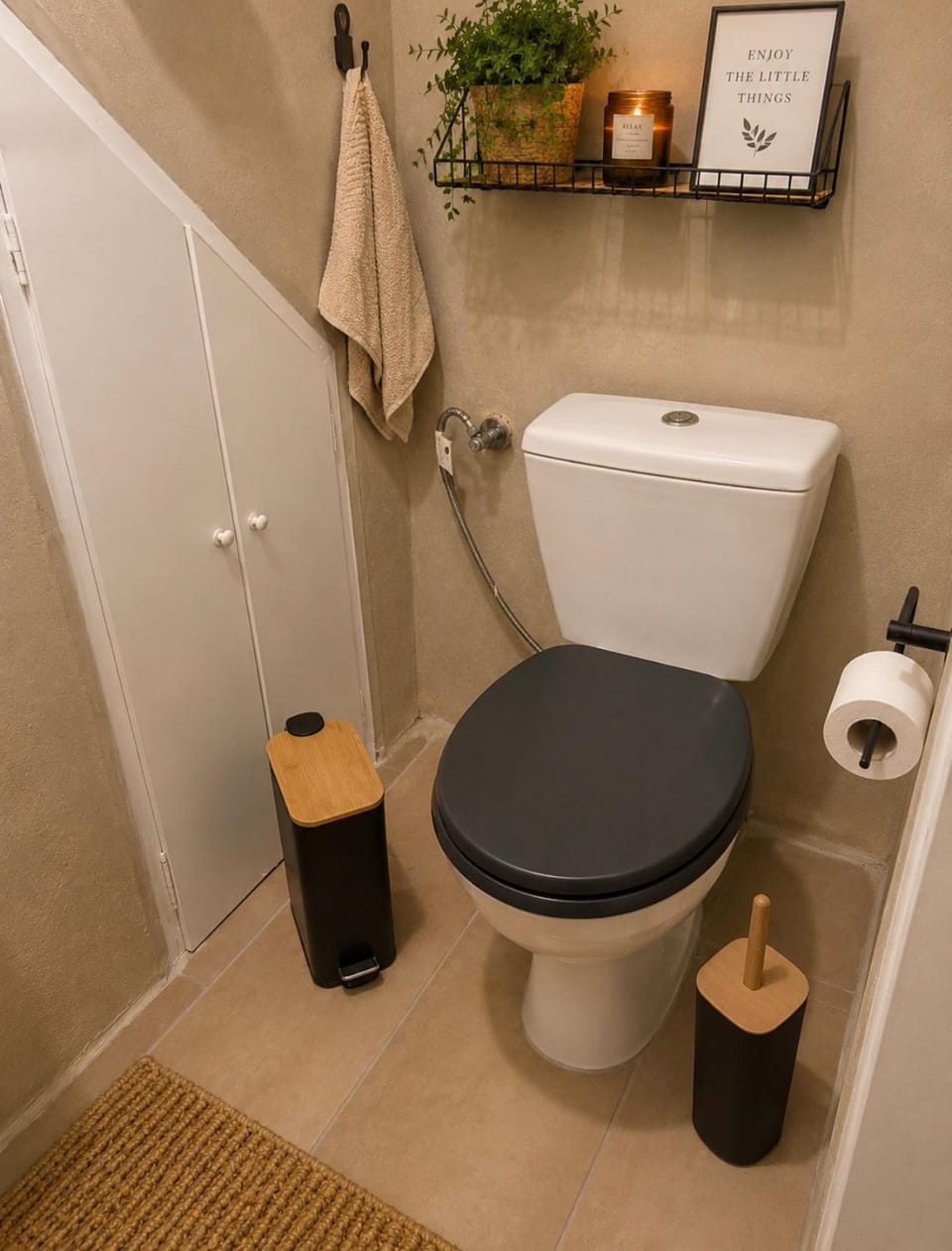 Toilet, Bathroom, towels