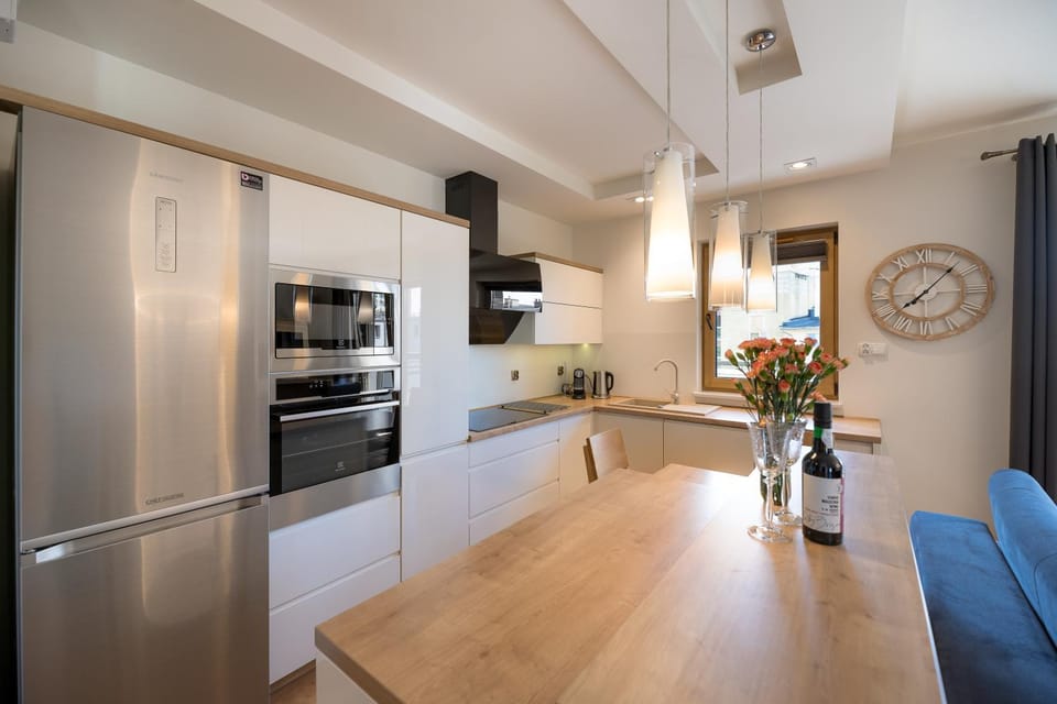 Kitchen or kitchenette, dishwasher, microwave, stove